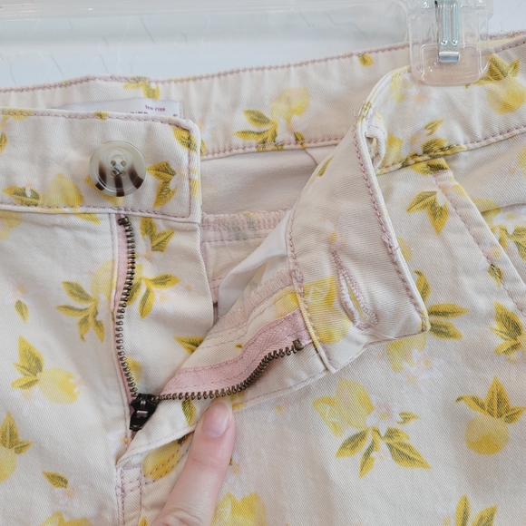SO Lemon Print Low Rise Midi Shorts Size 5 - Picture 3 of 15